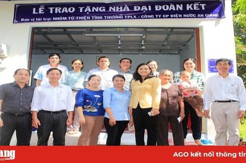Trao nhà Đại đoàn kết cho hộ có hoàn cảnh khó khăn