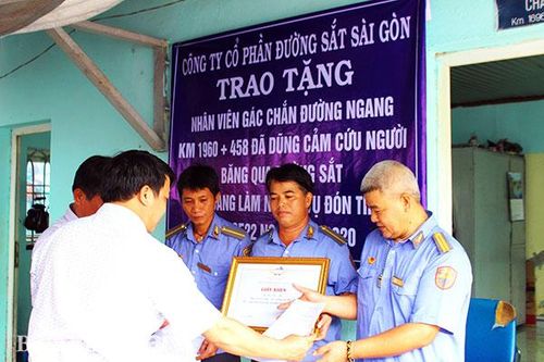 Khen thưởng nhân viên gác chắn có hành động cứu người