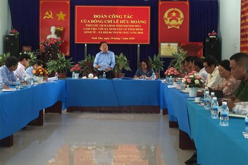 Ông Lê Hữu Hoàng làm việc tại xã Ninh Tân