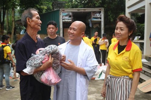 Khánh thành cầu, khám bệnh, trao học bổng