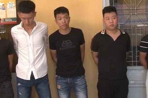Nhóm thanh niên đi đòi nợ giúp bạn gái chém người trọng thương