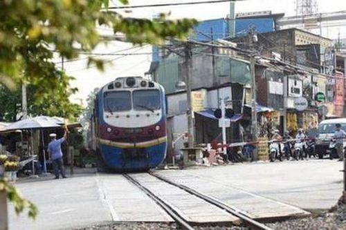 Nhân viên gác chắn đường sắt cứu người đàn ông thoát chết