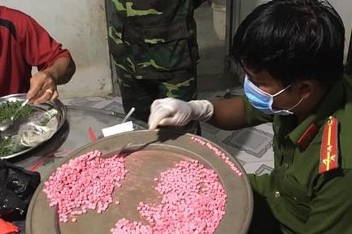 Bắt 10 kg ma túy trong nhà dân sát biên giới Campuchia