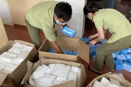 Phát hiện ô tô chở 17.500 khẩu trang y tế không nhãn mác