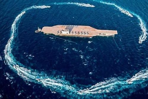 Iran chế mô hình tàu sân bay Mỹ để tập trận trên Vùng Vịnh