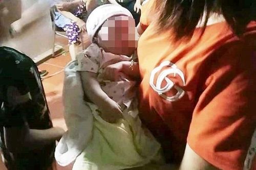 Bé gái 2 tháng tuổi bị bỏ rơi với lời nhắn 'không có khả năng nuôi con'