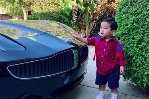 Phạm Hương khoe quý tử lớn phổng phao lại còn bảnh bao, nhưng siêu xế lồng lộn bên cạnh mới chiếm spotlight