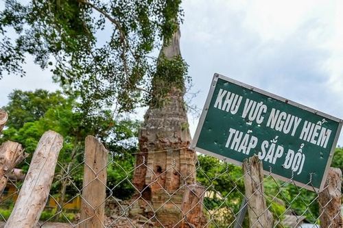 Tháp cổ nghìn năm miền Tây xứ Nghệ có nguy cơ đổ sập