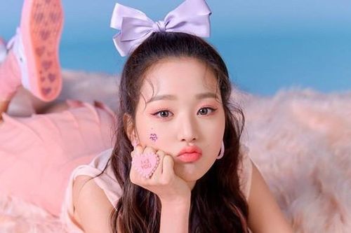 Jang Won Young (IZ*ONE) lộ ảnh thời cấp Hai, bị nghi đã cắt mí để trông hoàn hảo hơn?