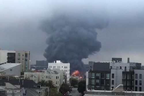 Cột khói đen khổng lồ che lấp bầu trời San Francisco