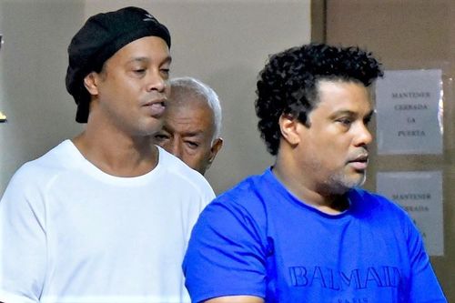 Ronaldinho hoảng loạn khi anh trai nhập viện lúc bị quản thúc