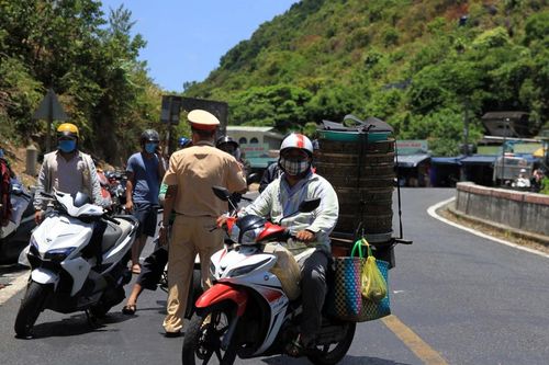 Không qua được chốt kiểm dịch, hàng trăm người vạ vật trên đèo Hải Vân