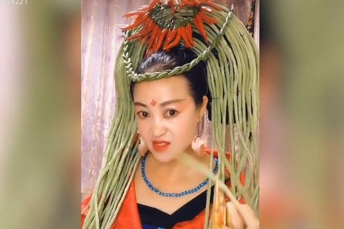 Nổi tiếng nhờ chế mũ cổ trang từ dép, rau củ ở Trung Quốc