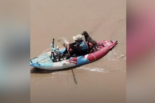 Lênh đênh 38 ngày cùng chó cưng trên con sông dài thứ hai châu Á
