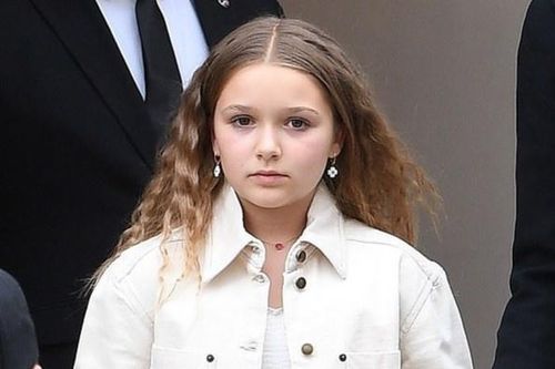 Harper Beckham trang điểm, diện mạo khác lạ