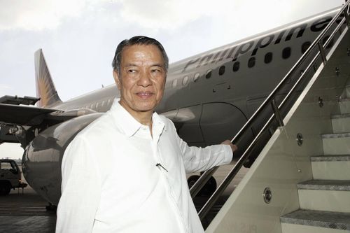 Từ người gác cổng tới CEO tỷ phú của Philippine Airlines