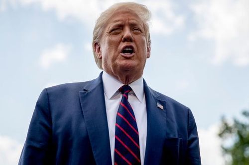 Bị chất vấn chia sẻ tin giả, TT Trump đột ngột rời họp báo về Covid-19