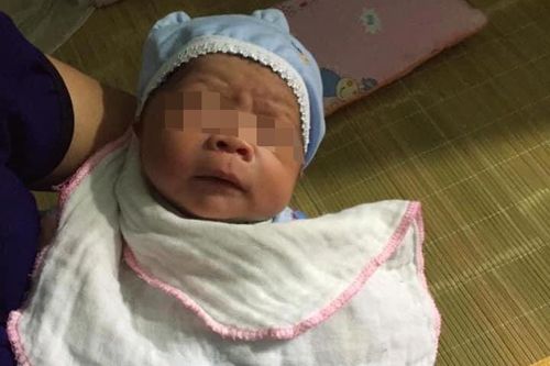 Bé trai sơ sinh bị bỏ lại cùng lá thư