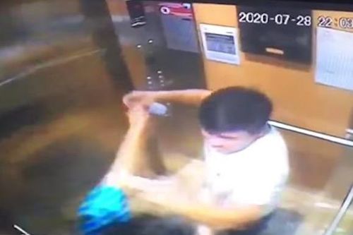 Bị nhắc đeo khẩu trang, người đàn ông ở TP.HCM xịt cồn vào mặt phụ nữ