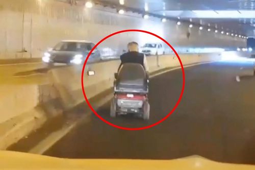 Cụ già lái xe lăn quá chậm gây tắc nghẽn giao thông ở Tây Ban Nha