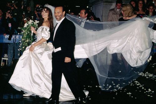 Váy dài 8,2 m của Mariah Carey và những bộ đồ cưới nổi tiếng nhất