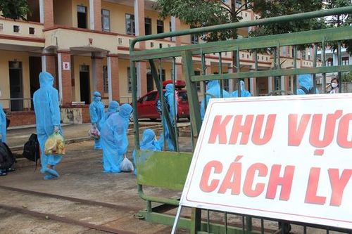 Cách ly 20 người đi chung xe với nữ sinh mắc Covid-19