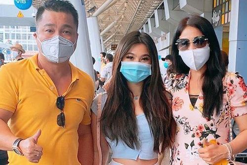 Lý Hùng ra đón Lý Hương và cháu gái sau 14 ngày cách ly ở Hải Dương