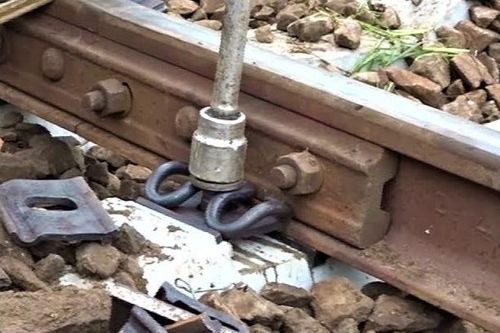 Bắt 2 thanh niên tháo trộm 80 bộ đinh ốc, bu lông đường ray