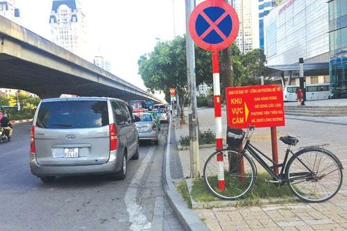 Xử lý nghiêm dừng, đỗ xe vi phạm trên đường Phạm Hùng