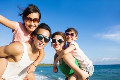 Hè đừng chăm da mà quên mắt: Bác sĩ tiết lộ lý do!