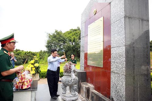Phó Thủ tướng dâng hương tưởng nhớ các Anh hùng liệt sĩ tại Điện Biên