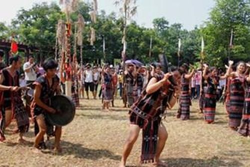 Trải nghiệm làm gốm và hát quan họ tại Làng Văn hóa - Du lịch các dân tộc Việt Nam