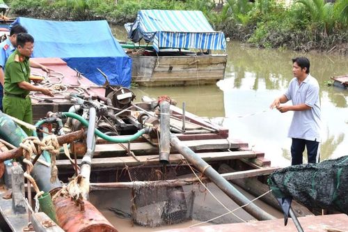 Tiền Giang: Xử lý 3 tàu khai thác cát trái phép