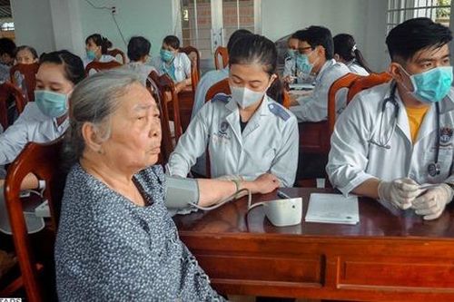 Đội ngũ giảng viên, sinh viên Trường ĐH Nguyễn Tất Thành tham gia khám, cấp phát thuốc miễn phí