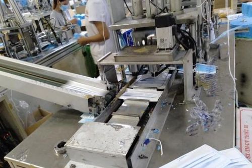 TP.HCM: Bắt một cơ sở đang sản xuất hơn 150.000 chiếc khẩu trang giả
