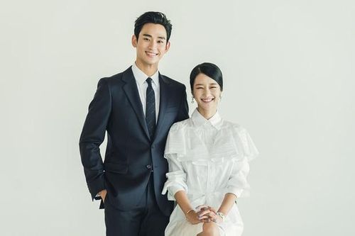 Khán giả 'thay váy cưới' cho Seo Ye Ji ngay khi ảnh gia đình Kim Soo Hyun được hé lộ
