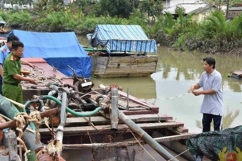 Phát hiện nhiều phương tiện khai thác cát trái phép trên sông Tiền