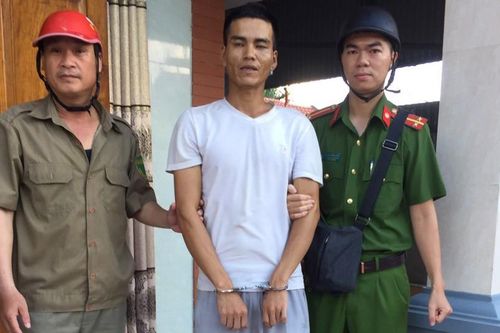 Nam thanh niên cầm dao dọa chém mẹ, hung hãn chống đối công an