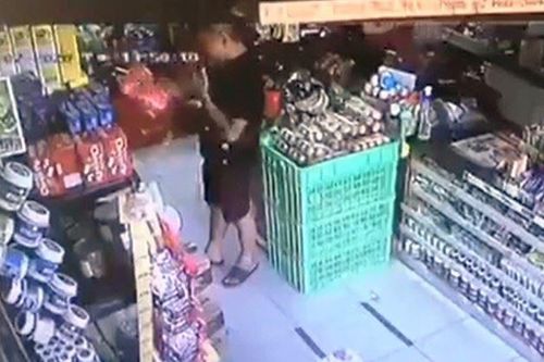Người đàn ông bôi nước bọt lên hàng hóa ở siêu thị Đà Nẵng là ai?