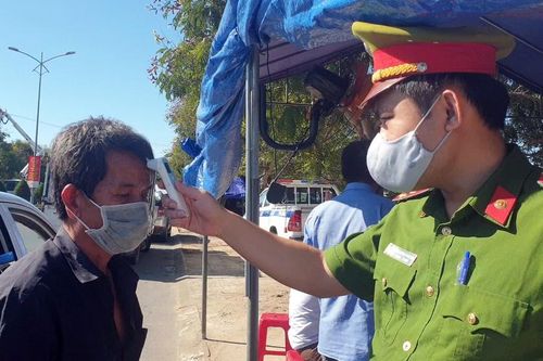 Dựng chốt kiểm soát người về từ Đà Nẵng