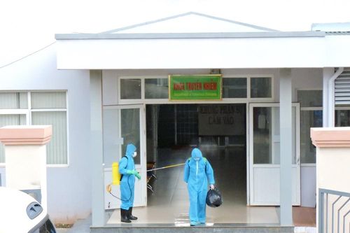 Đắk Lắk: Ca mắc COVID-19 và người nghi ngờ được chuyển đến nơi cách ly mới