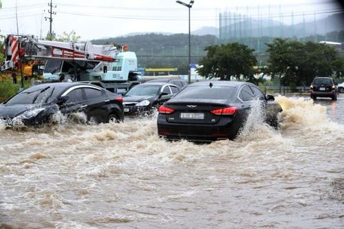 Hàng trăm ngôi nhà, ôtô ở Hàn Quốc 'ngụp lặn' trong nước