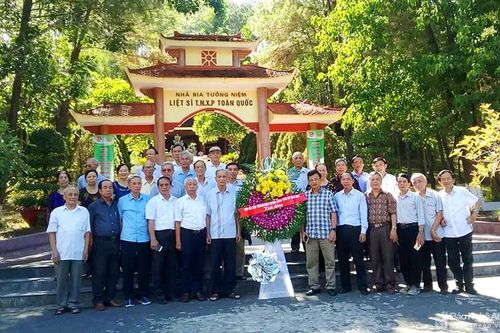 Cựu cán bộ Tuyên giáo Nghệ - Tĩnh tham quan mô hình kinh tế - xã hội ở Hà Tĩnh