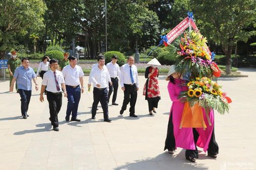 Phó Thủ tướng Thường trực Trương Hòa Bình dâng hoa, dâng hương tưởng niệm Chủ tịch Hồ Chí Minh