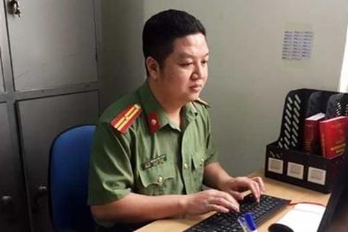 Thiếu tá - nhà thơ Hoàng Anh Tuấn: 'Thơ là duyên, văn là nợ'