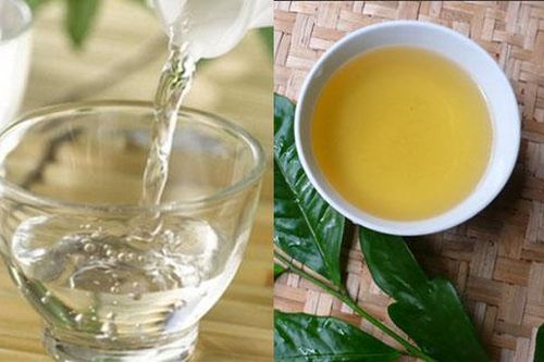Lấy rượu trắng pha với nước chè thoa lên mặt và xem điều kì diệu gì xảy ra
