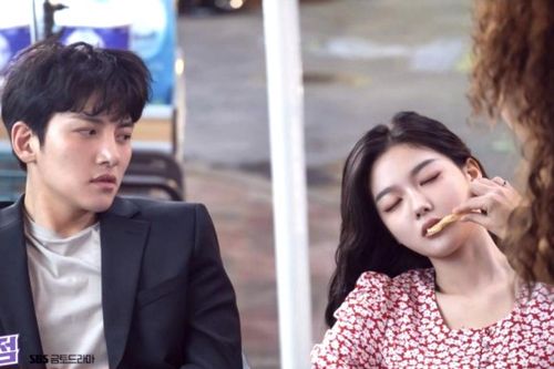 Những lần 'nhọ' của Kim Yoo Jung: đóng chung với Park Bo Gum thì bị tuýt còi, 'nên đôi' với Ji Chang Wook thì bị chê phản cảm