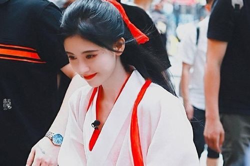 Cúc Tịnh Y xinh đẹp nhưng thiếu khí chất khi cosplay Tử Hà Tiên Tử so với bản gốc của Chu Ân