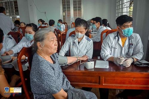 Trường ĐH Nguyễn Tất Thành tham gia khám, cấp phát thuốc miễn phí tại Bến Tre