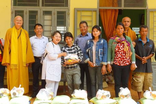 Bàn giao 'Cầu nhân ái' tại huyện Chư Sê